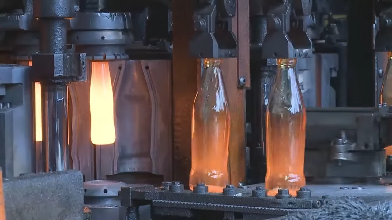 How Glass is Made in Factories _ HOW ITS MADE (15)