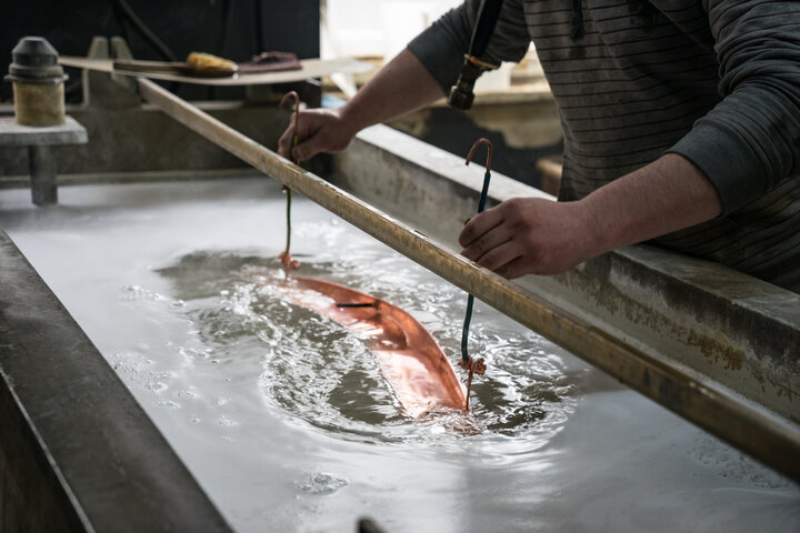 Electroplating bath with metal deposit